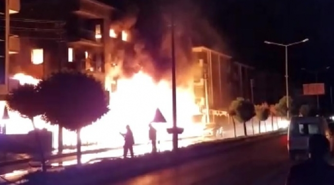 İzmir Bayındır'da 5 katlı apartman alev alev yandı