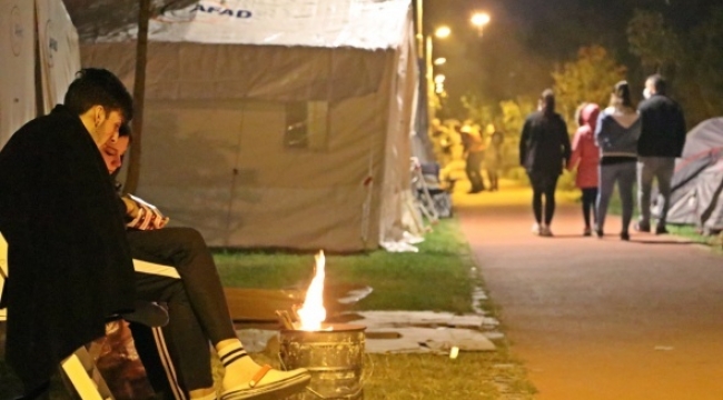  Depremzedeler, ateş yakarak ısınmaya çalışıyor