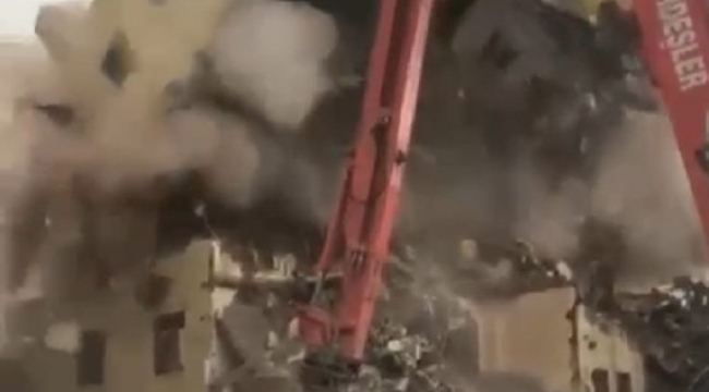 Antalya'da yıkımı yapılan binanın iş makinesi üzerine doğru yıkılması korkuttu