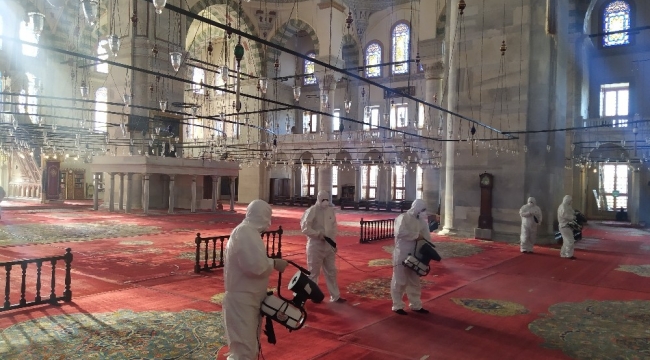 Fatih'te camiler dezenfekte edildi