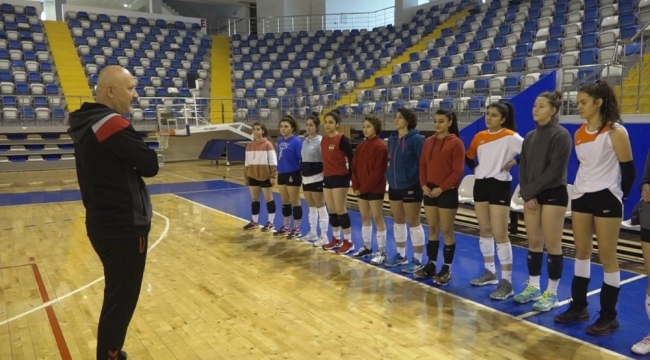Yeşilyurt Belediyespor kadın voleybol takımı bölgesel lige odaklandı