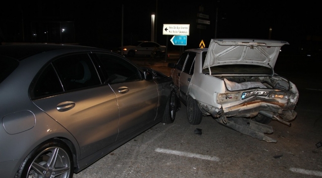 4 aracın karıştığı kazada ortalık savaş alanına döndü: 1 yaralı