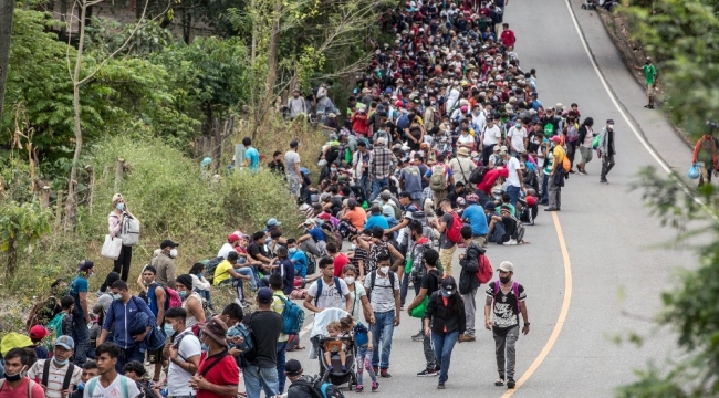 ABD'ye gitmek için yola çıkan Honduraslı göçmenler Meksika'ya doğru ilerliyor