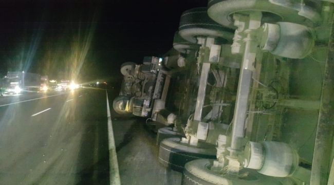 Afyonkarahisar'da aşırı rüzgar nedeniyle 6 araç devrildi