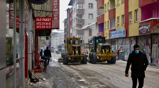 Ağrı'da kar temizleme çalışmaları sürüyor