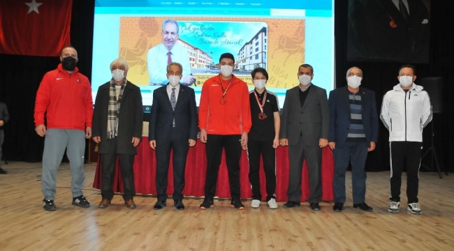 Akşehir Belediyesi'nden başarılı sporculara ödül