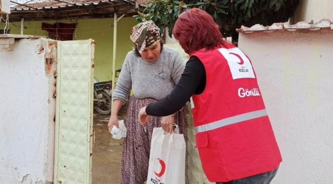 Alaşehir'de Kızılay'dan ihtiyaç sahiplerine yardım malzemesi