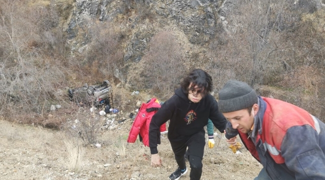 Amasya'da otomobil yamaçtan devrildi: 4 yaralıyı vatandaşlar çıkardı