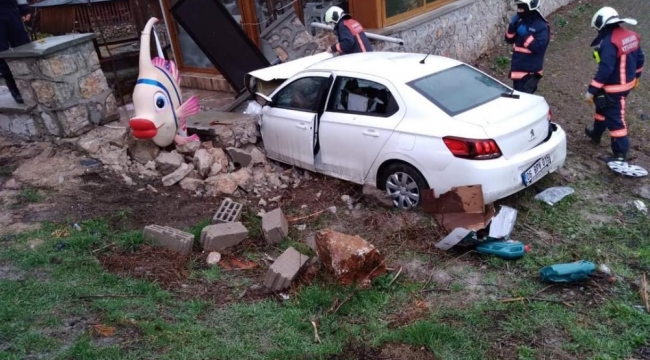 Ankara'da bahçe duvarına çarpan aracın sürücüsü hayatını kaybetti
