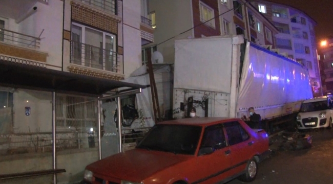 Ankara'da freni patlayan tır 11 aracı biçip evin duvarına çarptı: 1 yaralı