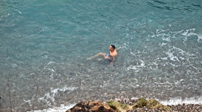 Antalya'da deniz suyu, hava sıcaklığının iki katına çıktı