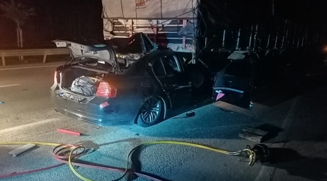 Antalya'da tıra arkadan çarpan otomobildeki yolcu hayatını kaybetti