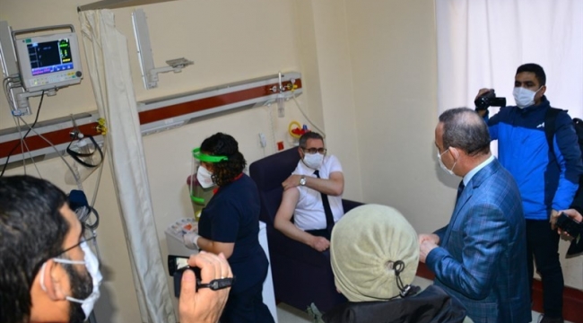 Ardahan'da Koronavirüs aşılaması, Vali Hüseyin Öner'in de katıldığı program ile başladı