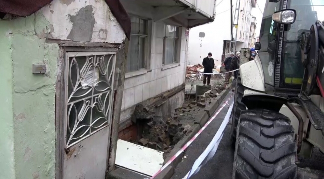 Arnavutköy'de kaldırım çöktü, bir bina boşaltılarak mühürlendi