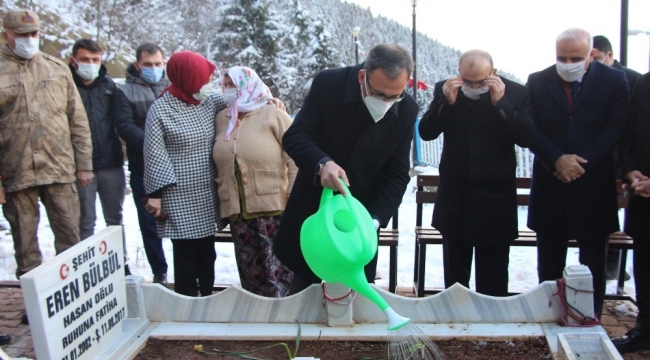 Bakan Kasapoğlu'ndan Eren Bülbül'ün mezarına ziyaret