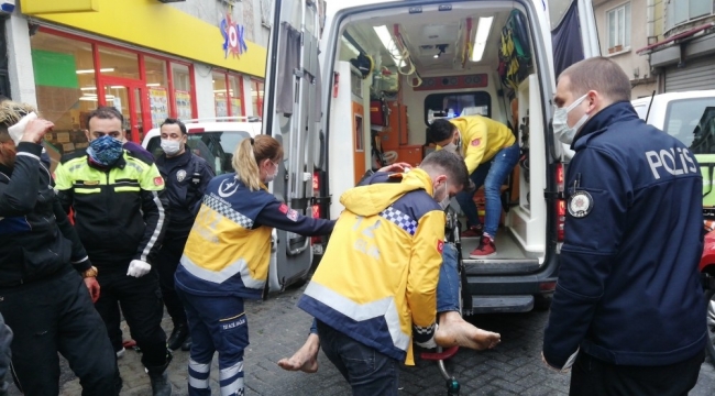Beyoğlu'nda sokak ortasında bıçaklı kavga: 2 yaralı
