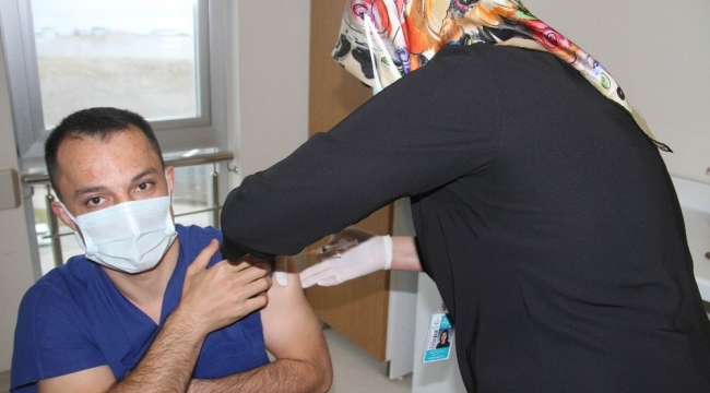 Beyşehir'de sağlık çalışanlarına ilk korona virüs aşıyı yapıldı