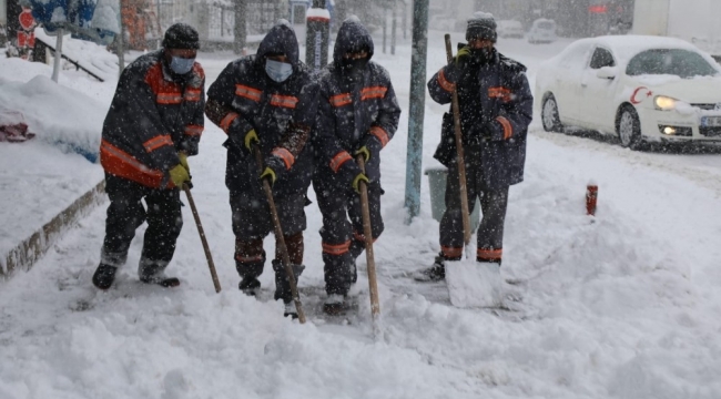 Bingöl'de belediye ekiplerinin karla mücadele çalışması