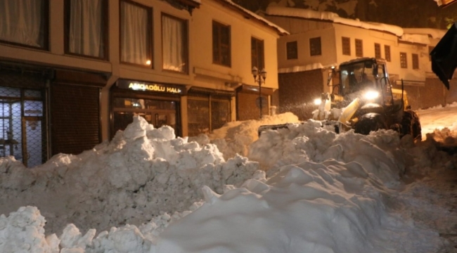 Bitlis Belediyesinin karla mücadelesi gecede devam ediyor