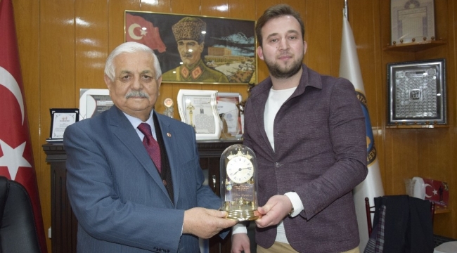 Burdur'da bulduğu cüzdanı sahibine ulaştıran taksi şoförü ödüllendirildi