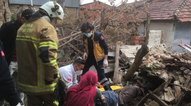 Bursa'da göçen evin altında kalan adamı itfaiye kurtardı