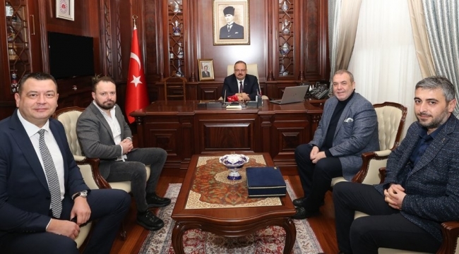 Bursaspor Başkanı Erkan Kamat ve yönetim kurulu, Bursa Valisi Yakup Canbolat'ı ziyaret etti