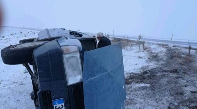 Buzlu yolda direksiyon hakimiyeti kaybolan araç takla attı