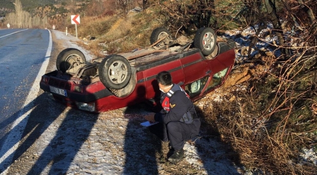 Buzlu yolda kayan otomobil takla attı: 1 yaralı