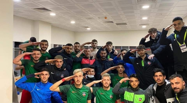 Diyarbekirsporlu futbolcular asker selamı vererek Ali Gaffar Okkan'ı andı