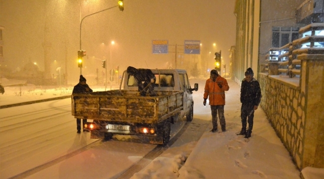 Emet'te ekiplerin gece karla mücadelesi