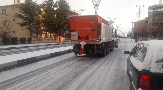 Emirdağ'da belediye ekipleri karla mücadeleye devam ediyor