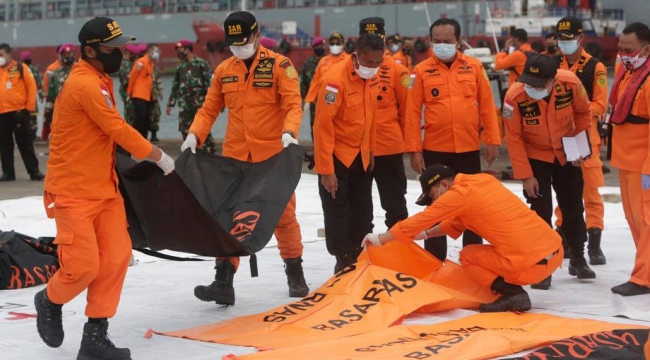 Endonezya'da düşen uçaktaki yolcuların ceset parçaları bulundu