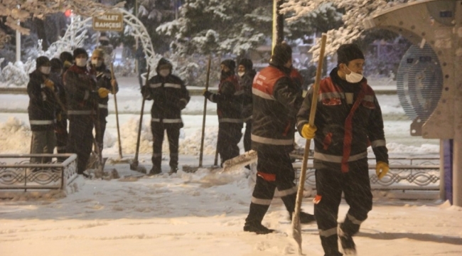 Erzincan'da karla mücadele ekiplerinin gece mesaisi