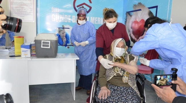 Erzurum'da Bakımevinde kalan yaşlılar aşılanmaya başlandı