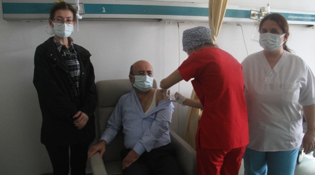 Fethiye'de sağlık çalışanlarına aşı yapılmaya başlandı
