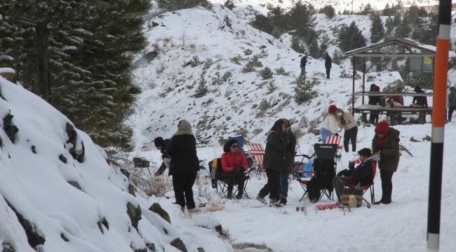 Fethiye'nin yüksek kesimlerine yılın ilk karı düştü
