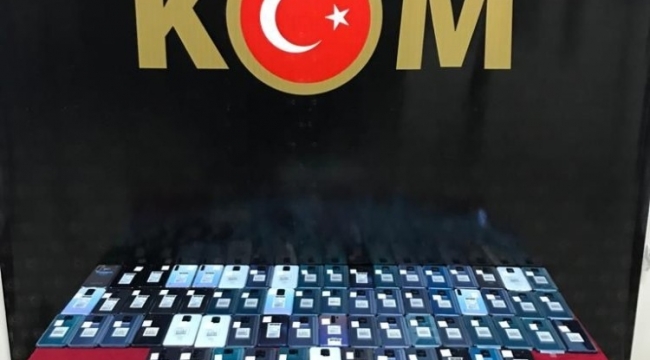 Gaziantep'te bir araçta 66 adet kaçak telefon ele geçirildi