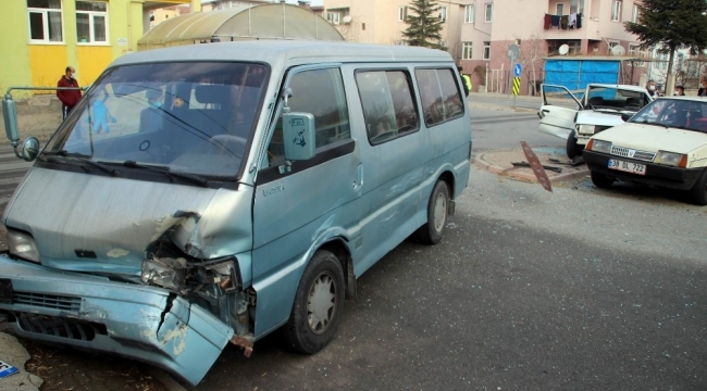 Hafif ticari araç otomobile çarptı: 2 yaralı