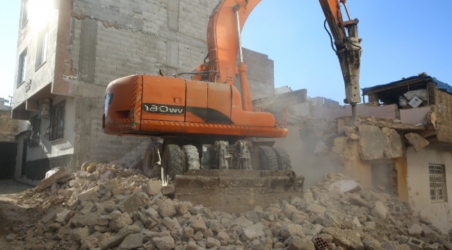 Haliliye'de metruk yapıyı yıkılıyor