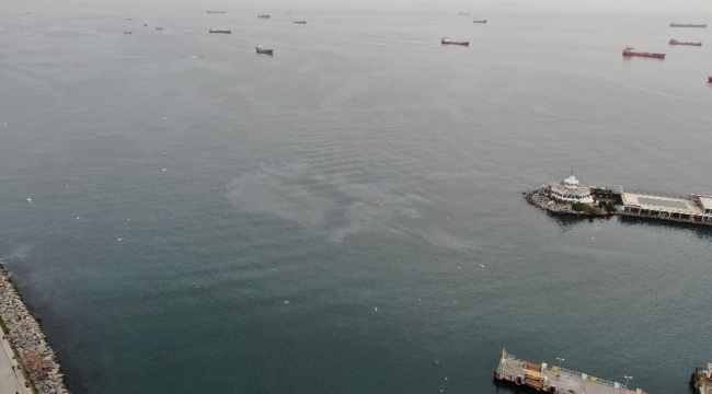 Hamsi avının yasaklanmasının ardından Marmara Denizi'nde dev petrol sızıntısı görüntülendi