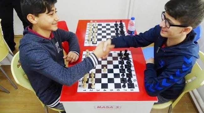 Havranlı öğrenciler ara tatilde oneline satranç turnuvasına katılıyor