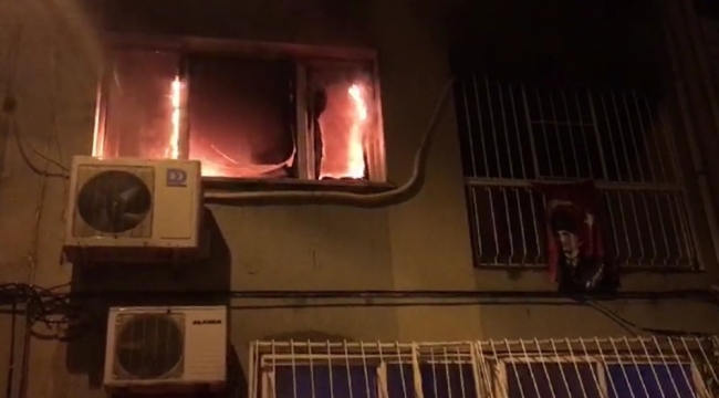 İzmir'de ev yangınında mahsur kalan anne ve kızı kurtarıldı
