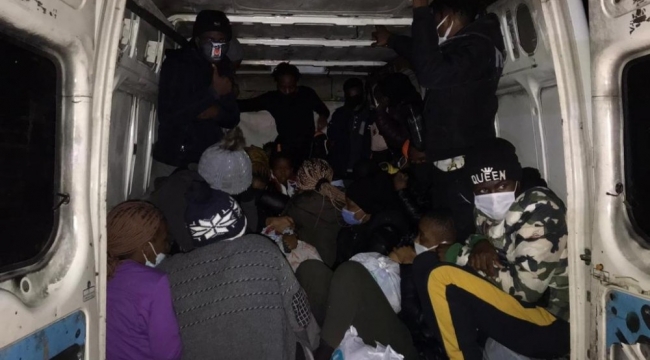 İzmir'de Kongo uyruklu 25 göçmen yakalandı