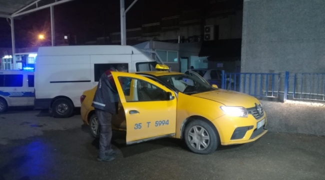 İzmir'de taksi şoförünü bıçaklayıp aracını kaçırdılar