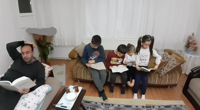 Kahta'daki öğrencilerden kitap okuma etkinliği