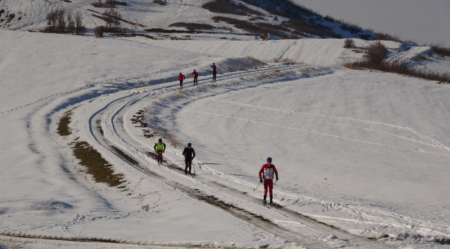 Kar bulamayan kayakçılar yarışlara yüksek kesimlerde hazırlanıyor