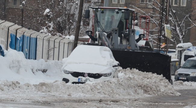 Kar çalışmasına düzensiz araç parkı engeli