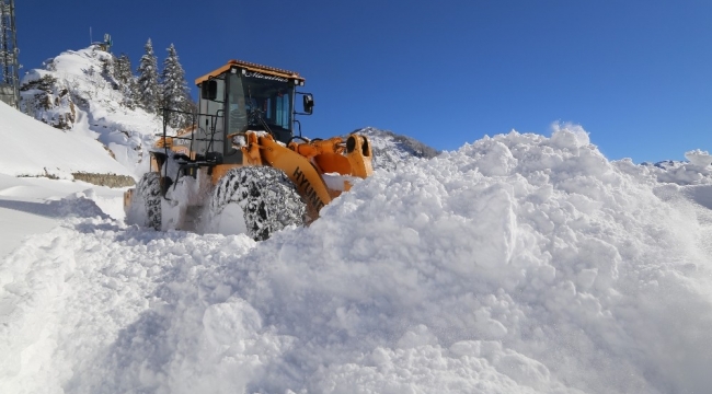 Kar kalınlığı 2 metreyi bulan Macahel bölgesinin yolu açıldı