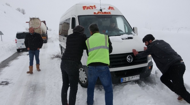 Kar nedeniyle kapananan karayolunda araçlar mahsur kaldı