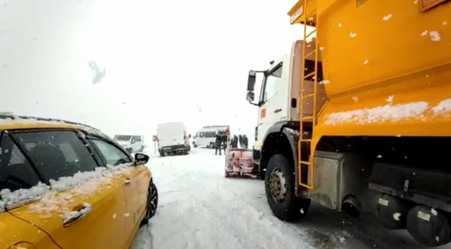 Kar ve tipinin etkili olduğu Erzincan'da araçlar yollarda mahsur kaldı